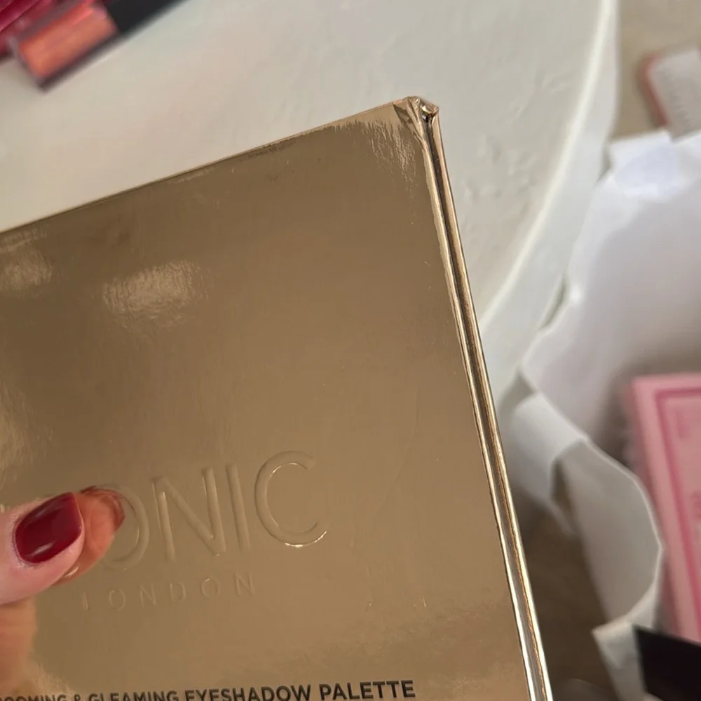 NEW- Iconic London Booming & Gleaming Eyeshadow Palette